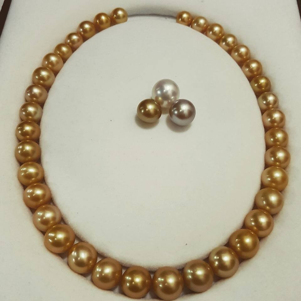 Strand golden pearls Indonesia